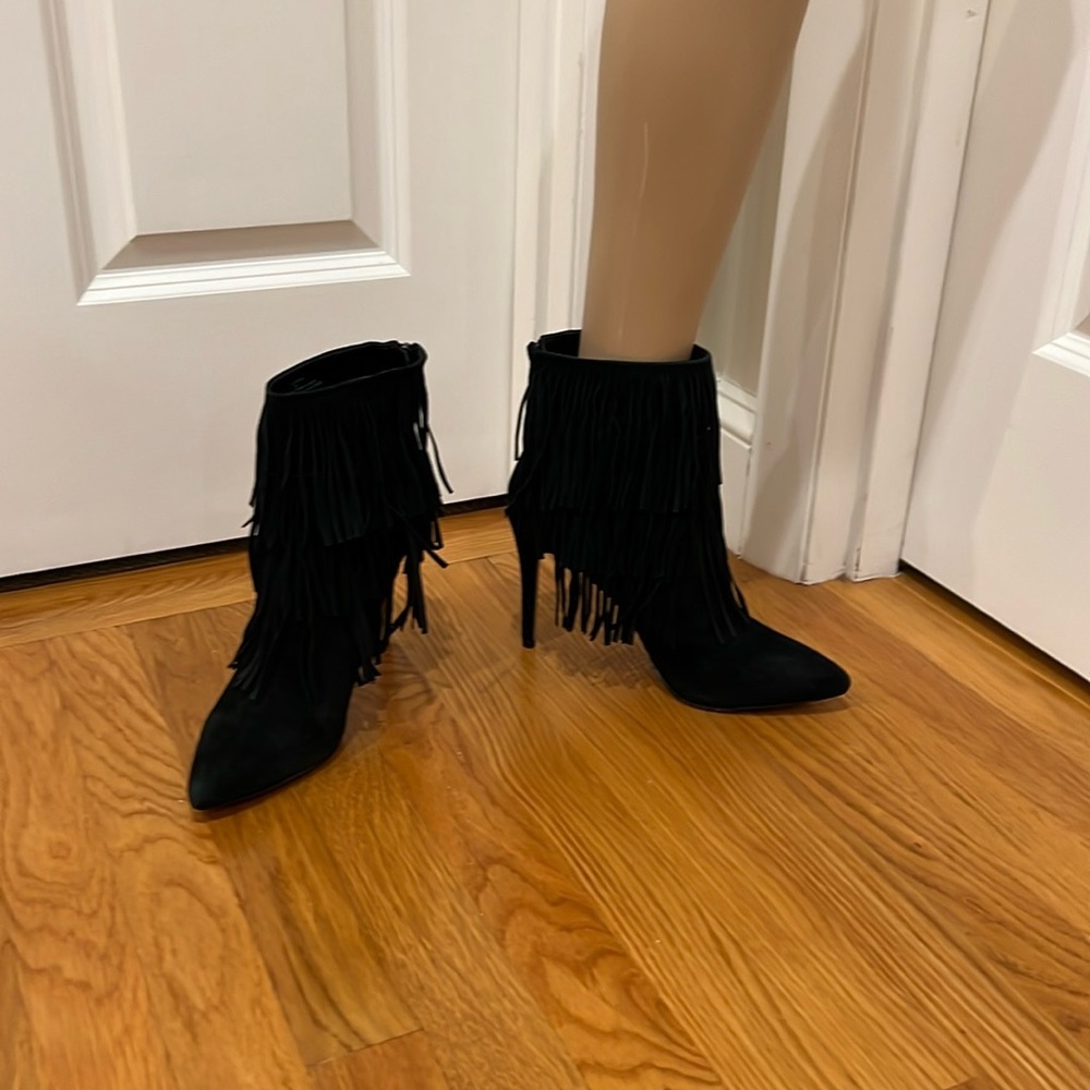 Steve Madden, womans, size 9M, ankle/flapper booties. Zip up back. 4” heel. NWOT